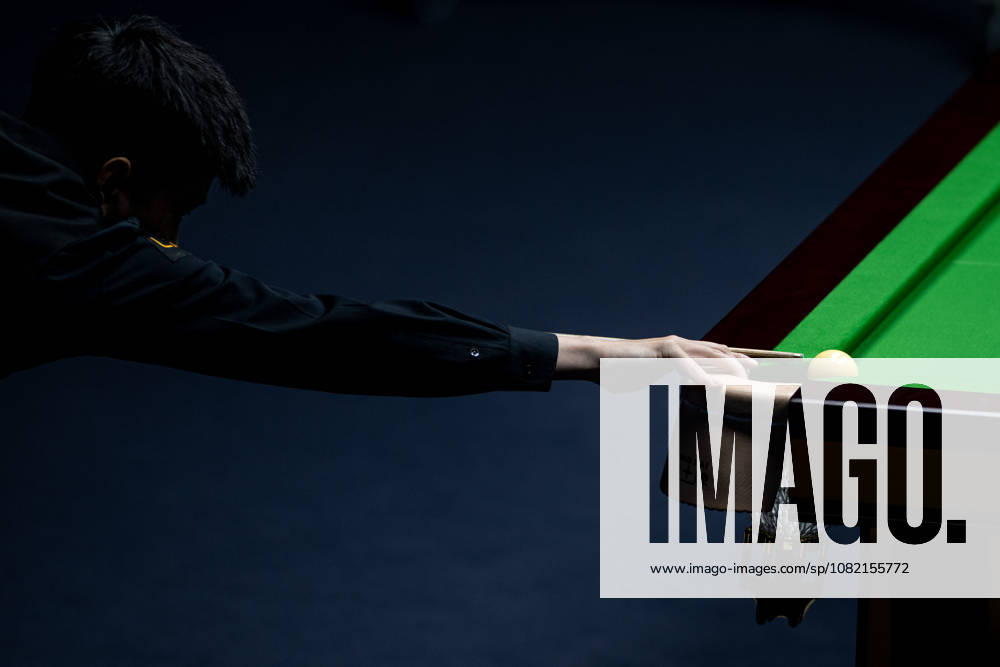 (260830) -- WUHAN, Aug. 30, 2026 -- Zhao Xintong competes during the final match between Zhao Xintong of China and Chang Bingyu of China at Wuhan Open 2026 snooker tournament in Wuhan, central China s Hubei Province, Aug. 29, 2026. ) (SP)CHINA-SNOOKER-WUHAN OPEN (CN) XiaoxYijiu