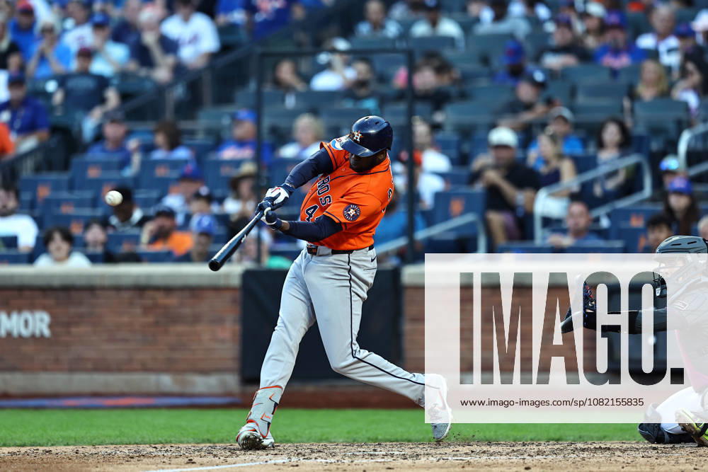 MLB, Baseball Herren, USA Houston Astros Vs. New York Mets Houston Astros Yordan Alvarez 44 hits a home run during the eighth inning of a baseball game against the New York Mets at Citi Field in Flushing, New York, on August 29, 2026. Flushing New York United States