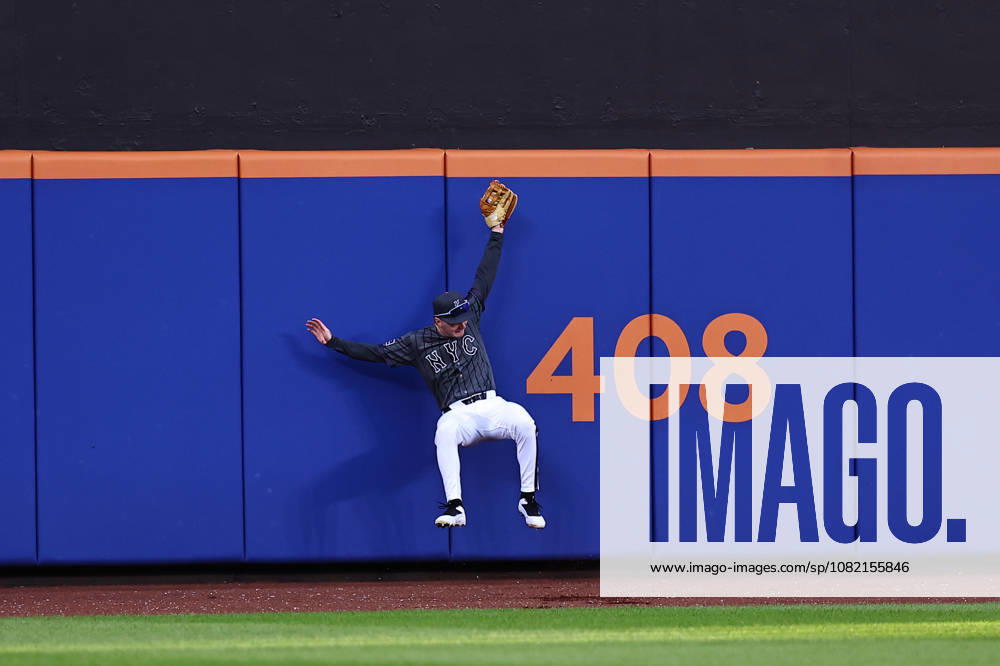 MLB, Baseball Herren, USA Houston Astros Vs. New York Mets New York Mets centerfielder A.J. Ewing 9 makes a catch against the wall during the ninth inning of a baseball game against the Houston Astros at Citi Field in Flushing, New York, on August 29, 2026. Flushing New York United States