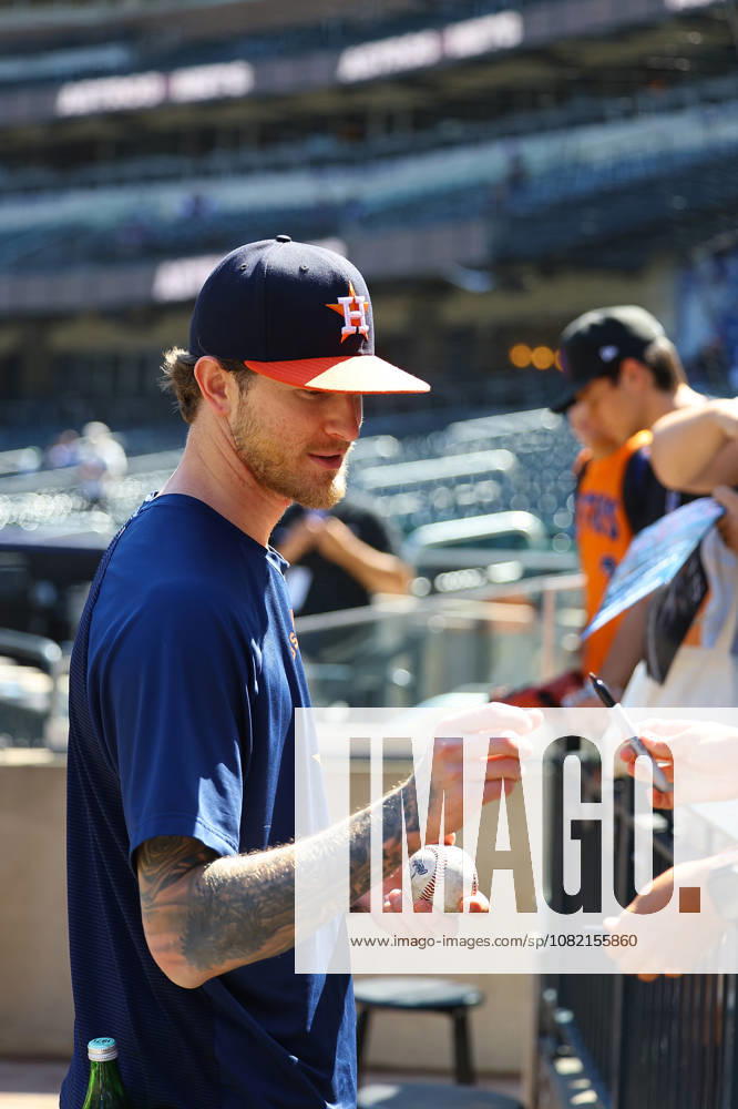 MLB, Baseball Herren, USA Houston Astros Vs. New York Mets Houston Astros relief pitcher Josh Hader 71 signs for fans before the baseball game against the New York Mets at Citi Field in Flushing, New York, on August 29, 2026. Flushing New York United States