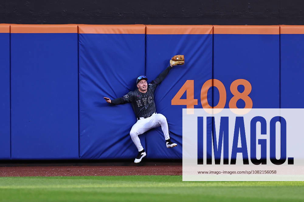 MLB, Baseball Herren, USA Houston Astros Vs. New York Mets New York Mets centerfielder A.J. Ewing 9 makes a catch against the wall during the ninth inning of a baseball game against the Houston Astros at Citi Field in Flushing, New York, on August 29, 2026. Flushing New York United States