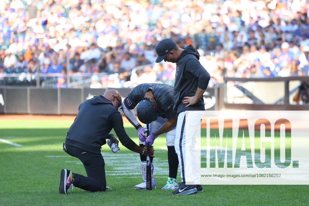 MLB, Baseball Herren, USA Houston Astros Vs. New York Mets New York Mets Juan Soto 22 is checked by Mets trainer Bryan Baca after fouling a ball off his leg as manager Nick Green looks on during the fifth inning of a baseball game against the Houston Astros at Citi Field in Flushing, New York, on August 29, 2026. Flushing New York United States