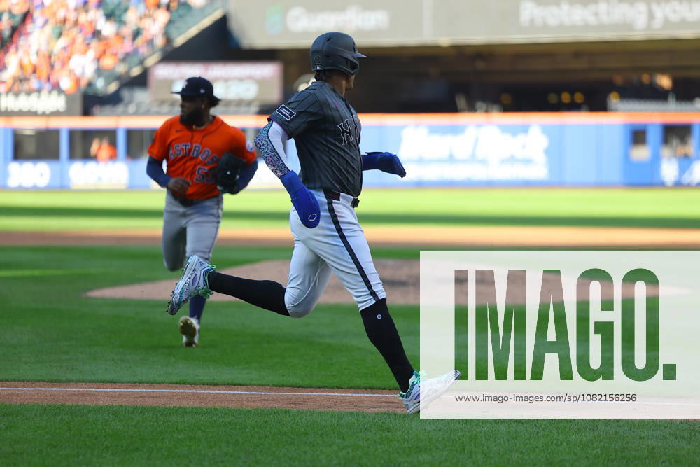 MLB, Baseball Herren, USA Houston Astros Vs. New York Mets New York Mets Juan Soto 22 scores during the fifth inning of a baseball game against the Houston Astros at Citi Field in Flushing, New York, on August 29, 2026. Flushing New York United States