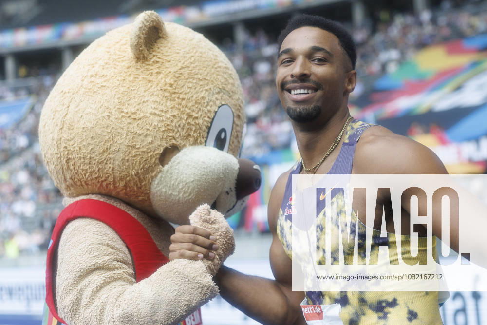 Leo NEUGEBAUER (GER Germany) with Berlino-mascot during the ISTAF at Olympic Stadium on August 30, 2026 in Berlin, Germany. Germany