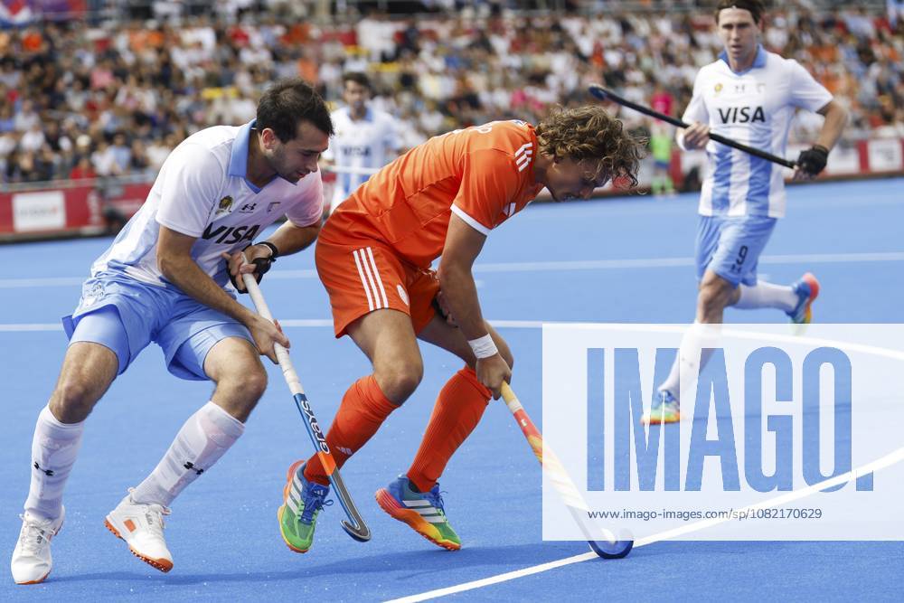 WAVER - Facundo Zarate of Argentina and Floris Middendorp of the Netherlands during the bronze medal final at the Men s Hockey World Cup between the Netherlands and Argentina at the Belfius Hockey Arena. BAS CZERWINSKI ANP ANPxSportx IVx 566591389 originalFilename: 566591389