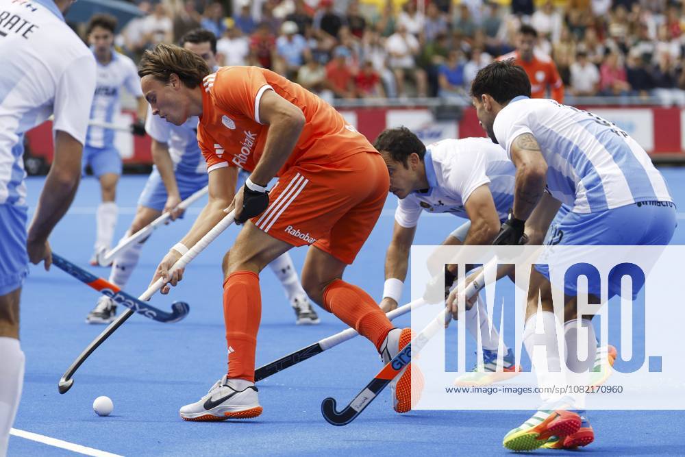 WAVER - Duco Telgenkamp of the Netherlands, Nicolas Cicileo of Argentina and Martin Ferreiro of Argentina during the bronze medal final at the Hockey World Cup (men) between the Netherlands and Argentina in the Belfius Hockey Arena. BAS CZERWINSKI ANP ANPxSportx IVx 566591762 originalFilename: 566591762