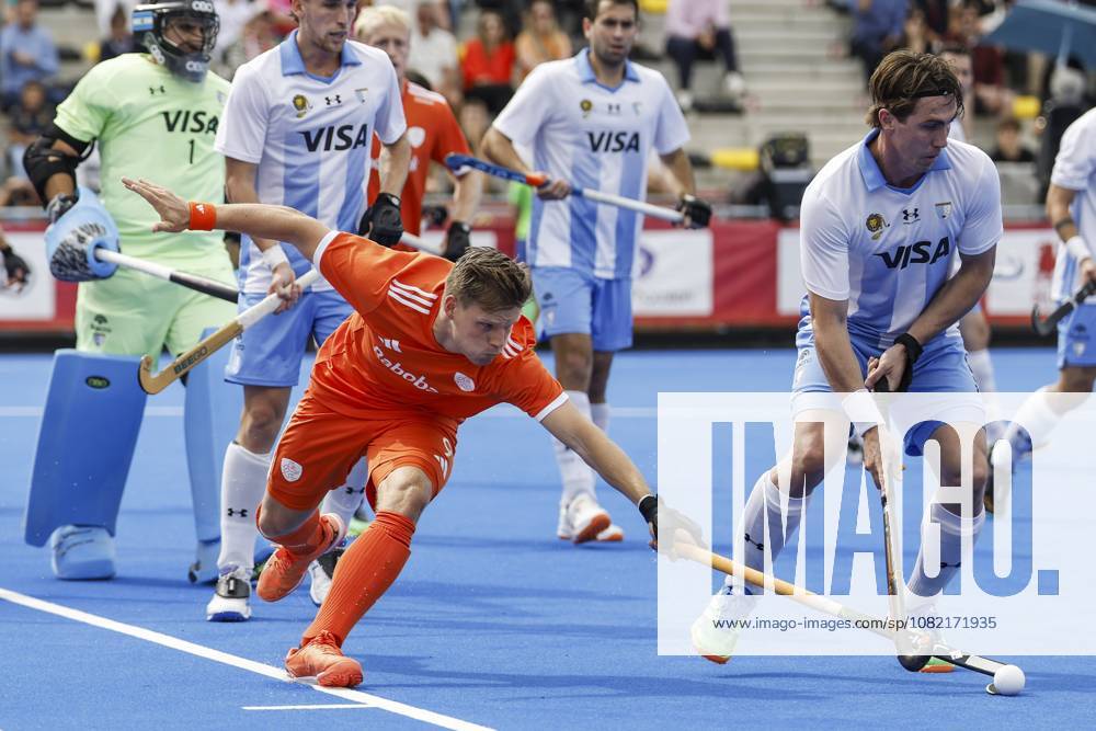 WAVER - Koen Bijen of the Netherlands and Maico Casella of Argentina during the bronze medal final at the Hockey World Cup (men) between the Netherlands and Argentina in the Belfius Hockey Arena. BAS CZERWINSKI ANP ANPxSportx IVx 566592641 originalFilename: 566592641