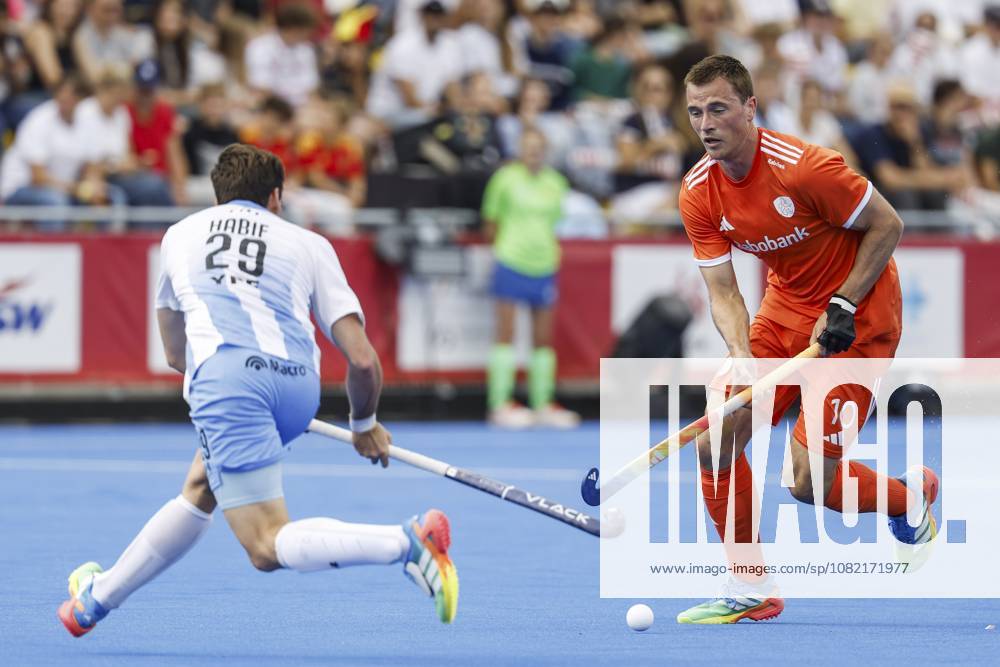 WAVER - Thomas Habif of Argentina and Jorrit Croon of the Netherlands during the bronze medal final at the Hockey World Cup (men) between the Netherlands and Argentina in the Belfius Hockey Arena. BAS CZERWINSKI ANP ANPxSportx IVx 566592661 originalFilename: 566592661