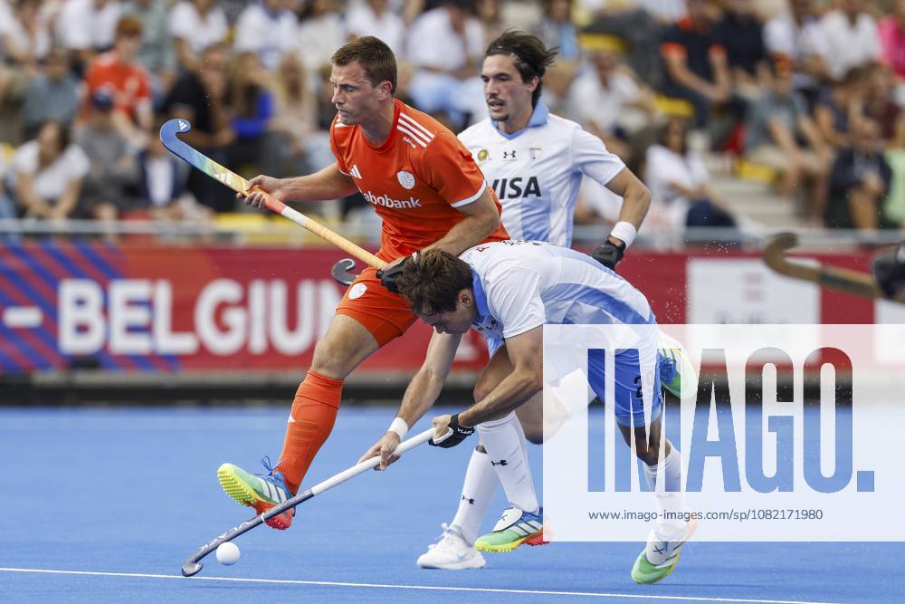 WAVER - Jorrit Croon of the Netherlands and Thomas Habif of Argentina during the bronze medal final at the Hockey World Cup (men) between the Netherlands and Argentina in the Belfius Hockey Arena. BAS CZERWINSKI ANP ANPxSportx IVx 566592663 originalFilename: 566592663