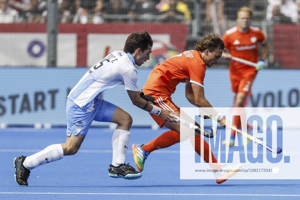 WAVER - Tomas Ruiz of Argentina and Floris Middendorp of the Netherlands during the bronze medal final at the Hockey World Cup (men) between the Netherlands and Argentina in the Belfius Hockey Arena. BAS CZERWINSKI ANP ANPxSportx IVx 566592739 originalFilename: 566592739