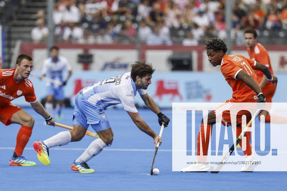 WAVER - Tadeo Marcucci of Argentina and Terrance Pieters of the Netherlands during the bronze medal final at the Women s Hockey World Cup between the Netherlands and Argentina at the Belfius Hockey Arena. BAS CZERWINSKI ANP ANPxSportx IVx 566592773 originalFilename: 566592773