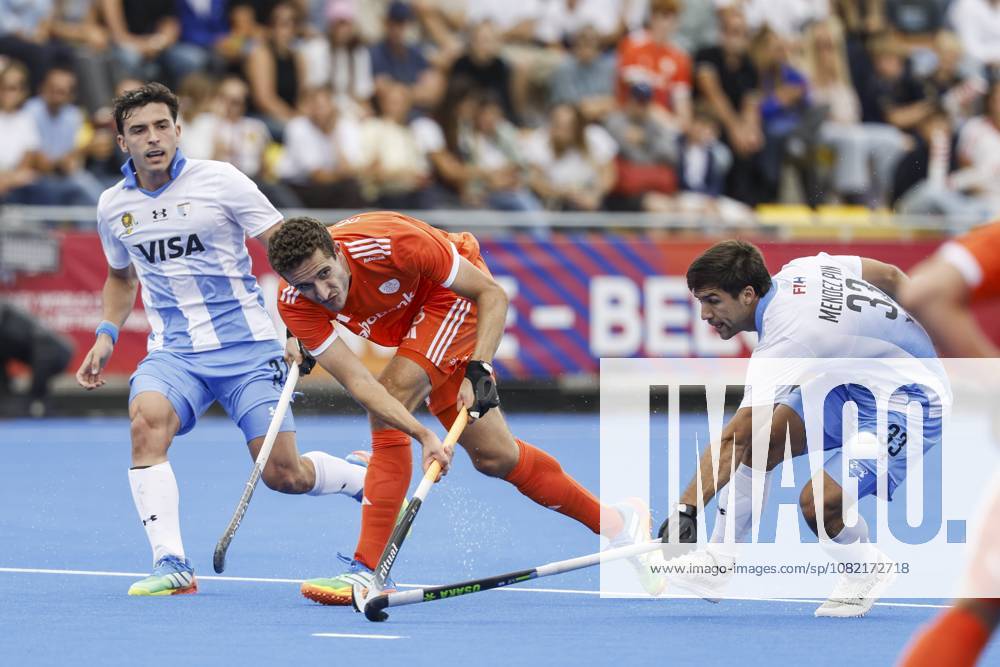 WAVER - Bautista Capurro of Argentina, Jonas de Geus of the Netherlands and Lucio Mendez of Argentina during the bronze medal final at the Women s Hockey World Cup between the Netherlands and Argentina at the Belfius Hockey Arena. BAS CZERWINSKI ANP ANPxSportx IVx 566593322 originalFilename: 566593322