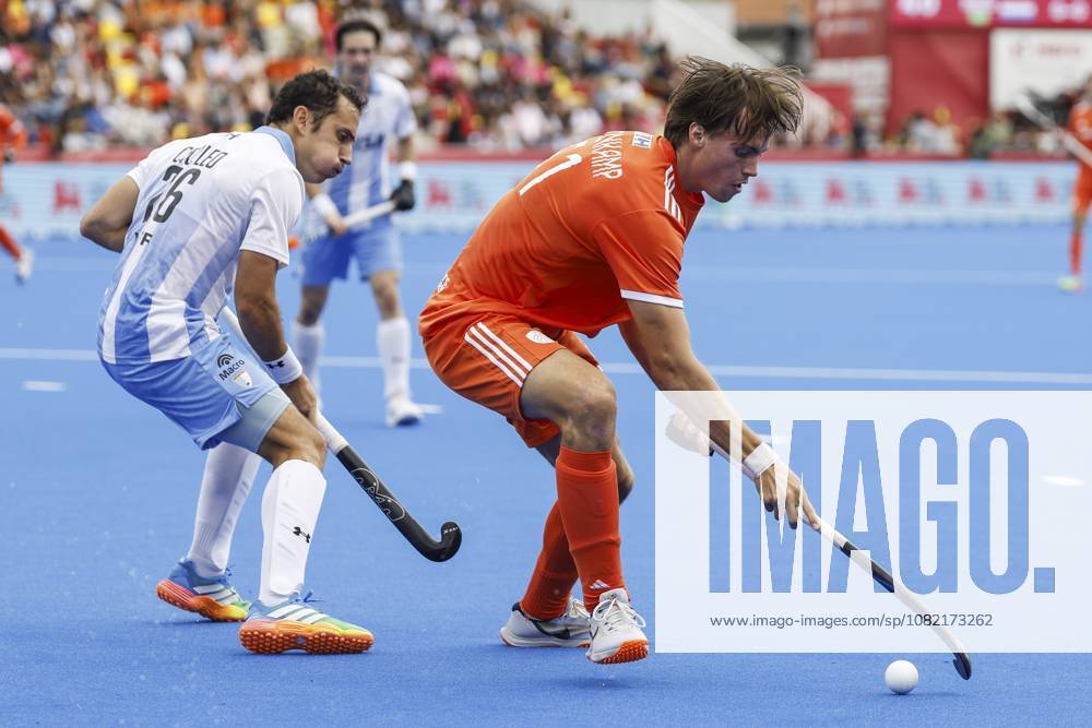 WAVER - Nicolas Cicileo of Argentina and Duco Telgenkamp of the Netherlands during the bronze medal final at the Hockey World Cup (men) between the Netherlands and Argentina in the Belfius Hockey Arena. BAS CZERWINSKI ANP ANPxSportx IVx 566593966 originalFilename: 566593966