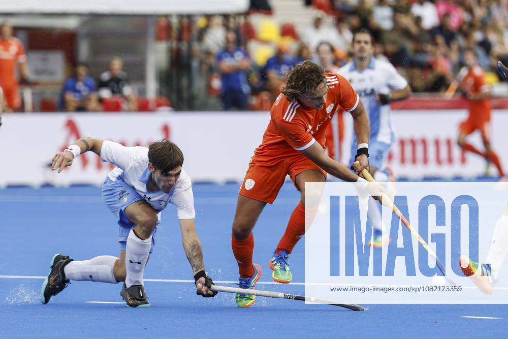 WAVER - Tomas Ruiz of Argentina and Floris Middendorp of the Netherlands during the bronze medal final at the Hockey World Cup (men) between the Netherlands and Argentina in the Belfius Hockey Arena. BAS CZERWINSKI ANP ANPxSportx IVx 566594019 originalFilename: 566594019