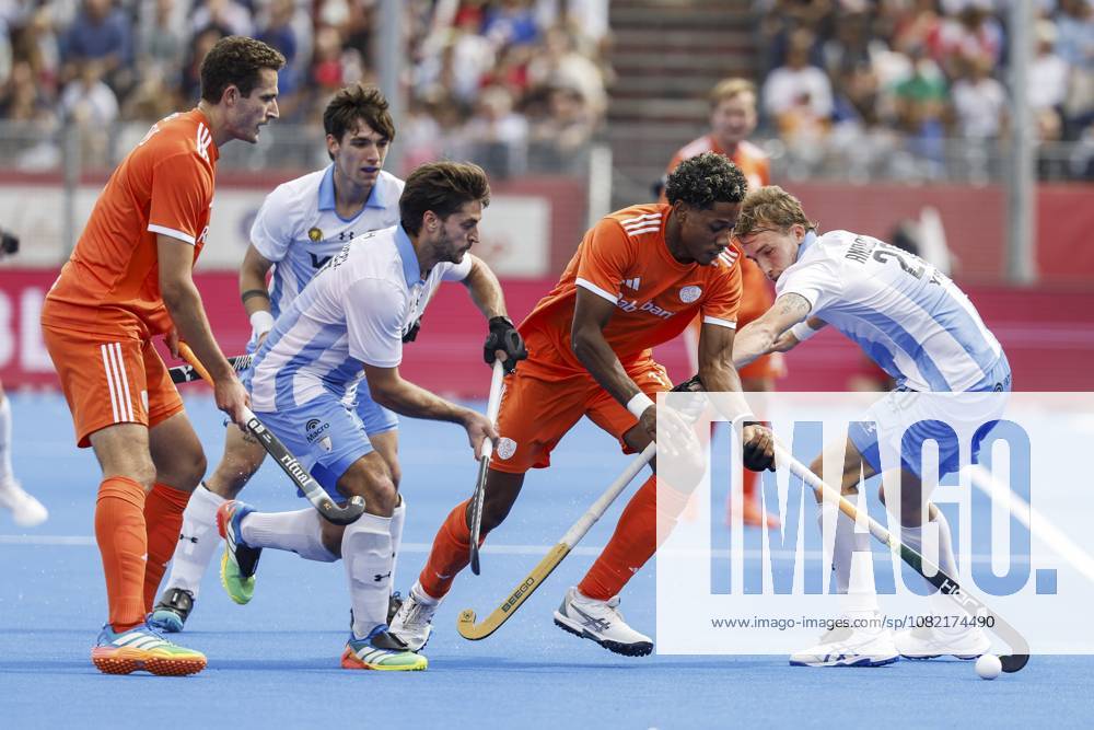 WAVER - Jonas de Geus of the Netherlands, Tadeo Marcucci of Argentina, Terrance Pieters of the Netherlands and Matias Andreotti of Argentina during the bronze medal final at the Women s Hockey World Cup between the Netherlands and Argentina in the Belfius Hockey Arena. BAS CZERWINSKI ANP ANPxSportx IVx 566595591 originalFilename: 566595591