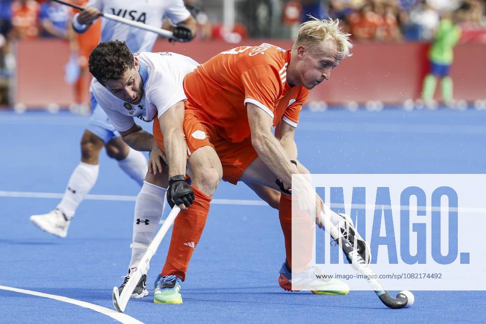 WAVER - Nicolas della Torre of Argentina and Tjep Hoedemakers of the Netherlands during the bronze medal final at the Hockey World Cup (men) between the Netherlands and Argentina in the Belfius Hockey Arena. BAS CZERWINSKI ANP ANPxSportx IVx 566595613 originalFilename: 566595613
