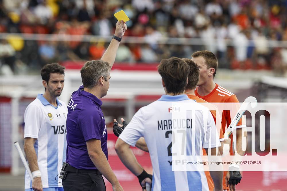 WAVER - Referee Dan Barstow shows a yellow card to Jorrit Croon of the Netherlands during the bronze medal final at the Hockey World Cup (men) between the Netherlands and Argentina at the Belfius Hockey Arena. BAS CZERWINSKI ANP ANPxSportx IVx 566595725 originalFilename: 566595725