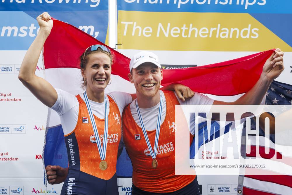 AMSTERDAM - Roos de Jong and Simon van Dorp celebrate first place with gold medals in the mixed double sculls final on the seventh day of the World Rowing Championships at the Bosbaan in the Amsterdam Forest. IRIS VAN DEN BROEK ANP ANPxSportx IVx 566596257 originalFilename: 566596257