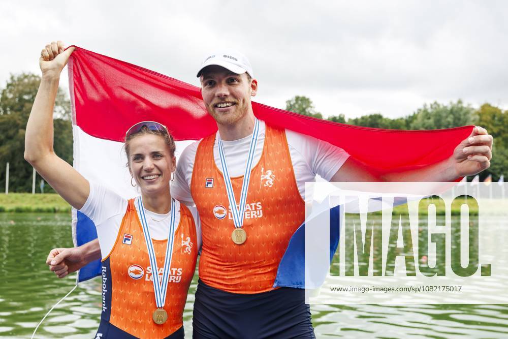 AMSTERDAM - Roos de Jong and Simon van Dorp celebrate first place with gold medals in the mixed double sculls final on the seventh day of the World Rowing Championships at the Bosbaan in the Amsterdam Forest. IRIS VAN DEN BROEK ANP ANPxSportx IVx 566596364 originalFilename: 566596364