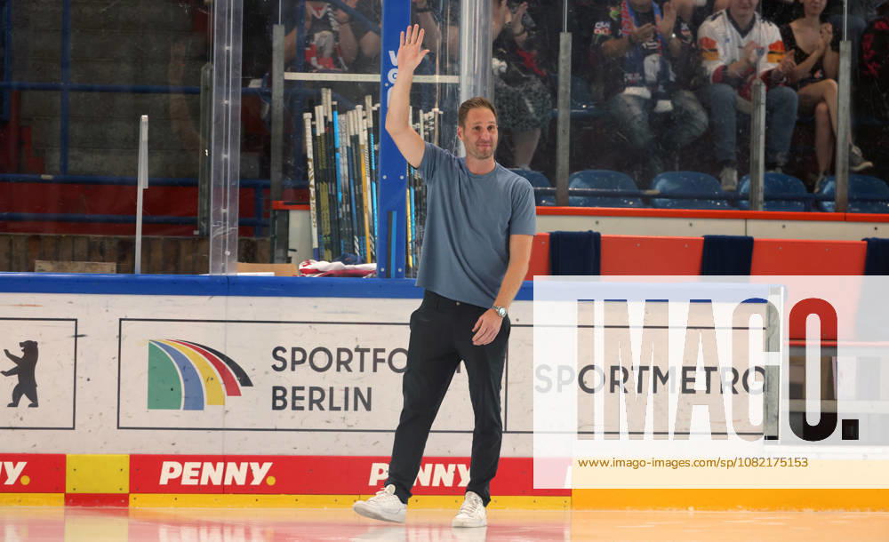 National team coach Andre Rankel waves to the fans. Sports, Ice Hockey, Penny DEL, German Ice Hockey League, Exhibition Game, 2026–2027 Season, August 30, 2026, EHC Eisbären Berlin (EBB) vs. Lausitzer Füchse