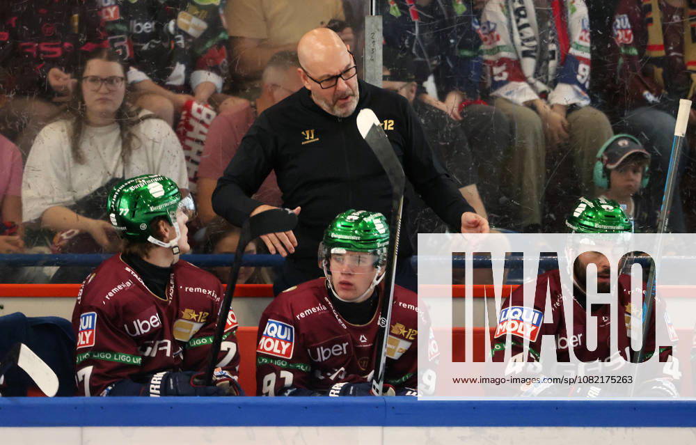 Coach Eric Dubois talks with players Sports Ice Hockey Penny DEL German Ice Hockey League Exhibition Game 2026–2027 Season August 30, 2026 EHC Eisbären Berlin (EBB) vs. Lausitzer Füchse