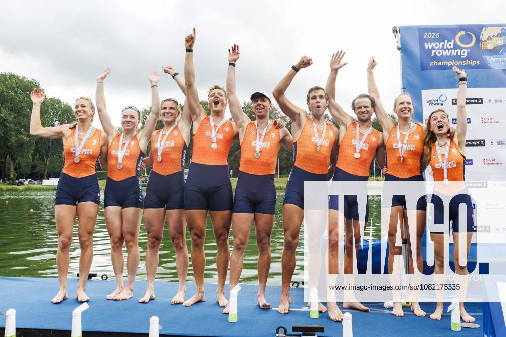 AMSTERDAM - Linn van Aanholt, Nika Johanna Vos, Ymkje Clevering, Gert-Jan van Doorn, Leonard van Lierop, Eli Brouwer, Rik Rienks, Tinka Offereins and Richelle Rietdijk with silver medals after the final of the mixed eight event on the seventh day of the World Rowing Championships at the Bosbaan in the Amsterdam Forest. IRIS VAN DEN BROEK ANP ANPxSportx IVx 566596586 originalFilename: 566596586