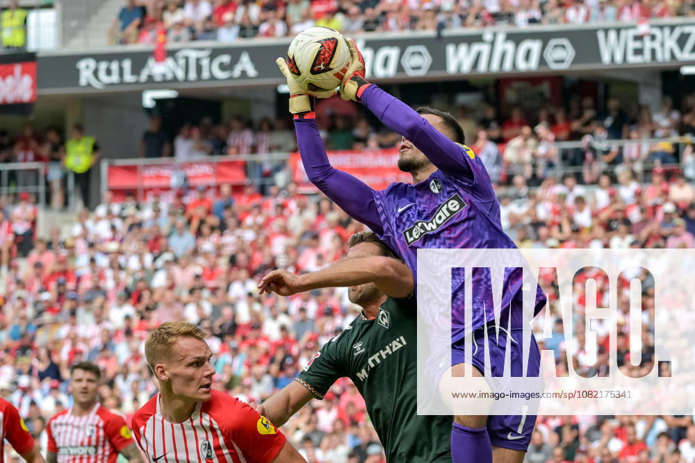 Mio Backhaus (SC Freiburg), No. 01, intercepts the ball in front of Niclas Füllkrug (SV Werder Bremen), No. 10 GER; SC Freiburg vs. Werder Bremen, Soccer, Bundesliga, Matchday 1, 2026–2027 Season, August 30, 2026 DFL DFB regulations prohibit any use of photographs as image sequences and or quasi-video GER, SC Freiburg vs. Werder Bremen, soccer, Bundesliga, Matchday 1, 2026–2027 season, August 30, 2026, Freiburg