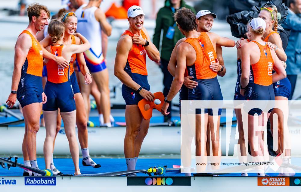 AMSTERDAM - Linn van Aanholt, Nika Johanna Vos, Ymkje Clevering, Gert-jan van Doorn, Lennart van Lierop, Eli Brouwer, Rik Rienks, Tinka Offereins, Richelle Rietdijk after the mixed eight final on the seventh and final day of the World Rowing Championships at the Bosbaan in the Amsterdam Forest. IRIS VAN DEN BROEK ANP ANPxSportx IVx 566597038 originalFilename: 566597038