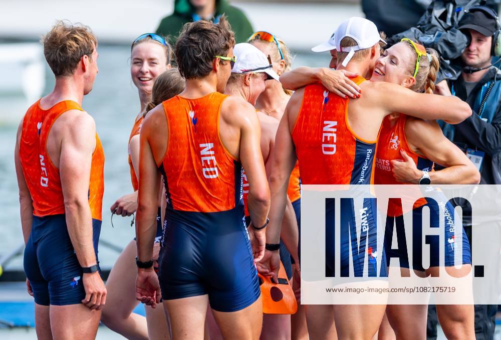 AMSTERDAM - Linn van Aanholt, Nika Johanna Vos, Ymkje Clevering, Gert-jan van Doorn, Lennart van Lierop, Eli Brouwer, Rik Rienks, Tinka Offereins, Richelle Rietdijk after the mixed eight final on the seventh and final day of the World Rowing Championships at the Bosbaan in the Amsterdam Forest. IRIS VAN DEN BROEK ANP ANPxSportx IVx 566597054 originalFilename: 566597054