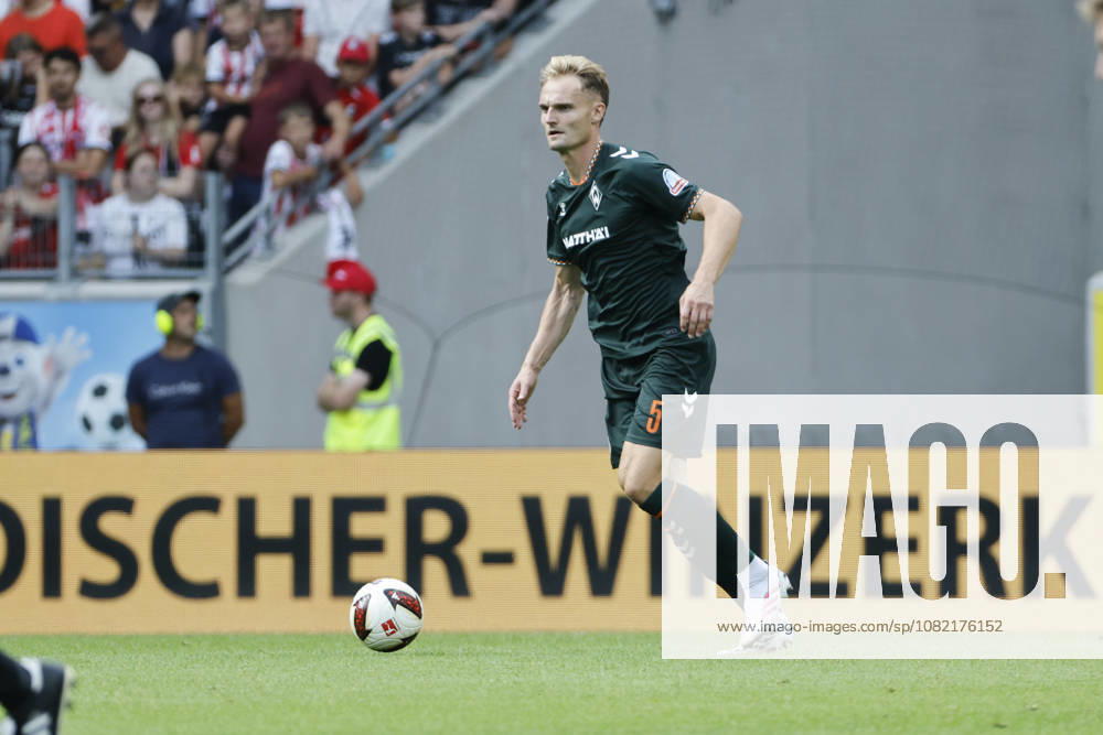 Amos Pieper, SV Werder Bremen, 05 am Ball, Germany, Soccer, Bundesliga 1, Matchday 1, 2026–2027, SC Freiburg vs. SV Werder Bremen, August 30, 2026, Freiburg im Breisgau, Europa-Park Stadium, Germany