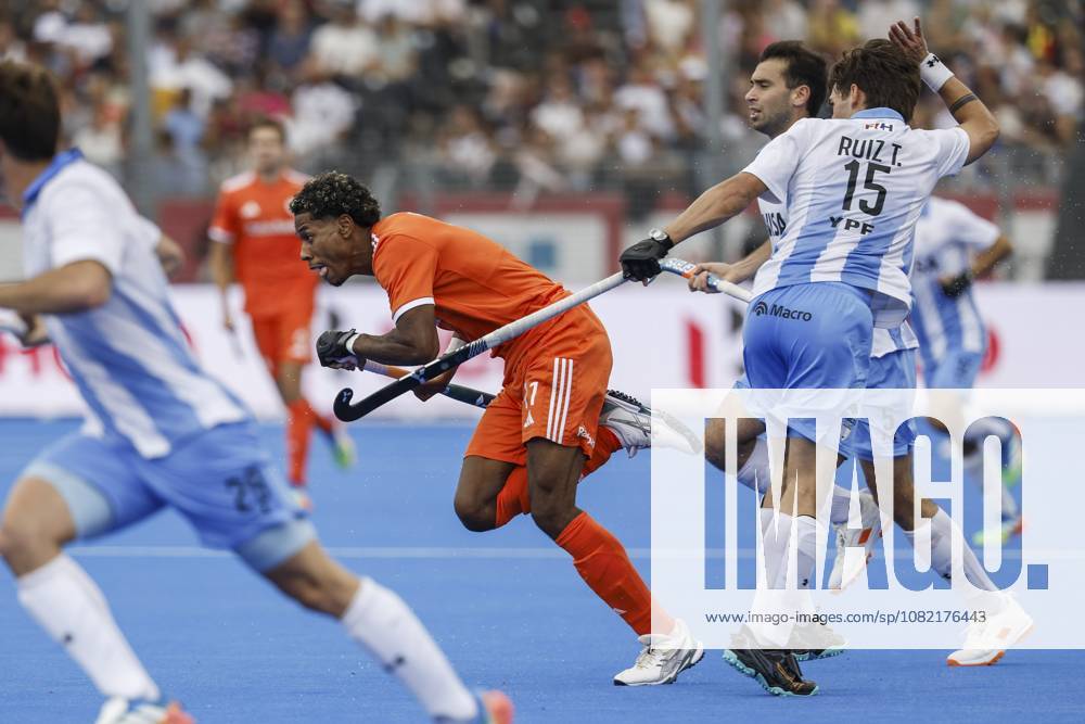 WAVER - Terrance Pieters of the Netherlands and Tomas Ruiz of Argentina during the bronze medal final at the Hockey World Cup (men) between the Netherlands and Argentina in the Belfius Hockey Arena. BAS CZERWINSKI ANP ANPxSportx IVx 566597667 originalFilename: 566597667