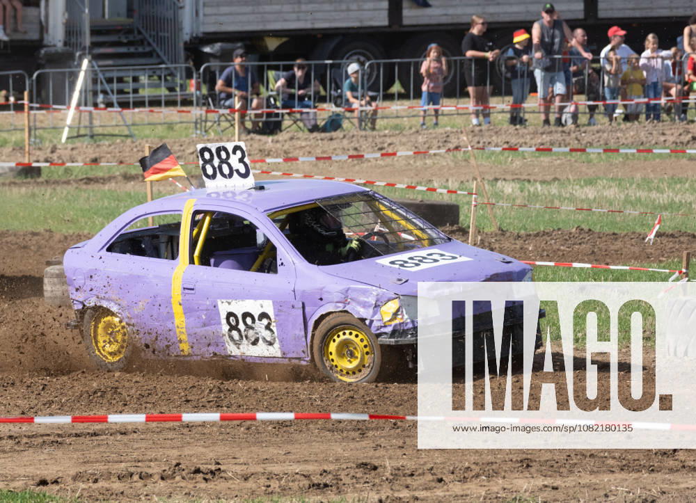 Eberhardzell, August 30, 2026, The purple stock car with start number 883 races through a turn at the FUN CROSS stock car race near Dietenwengen, kicking up dirt. The marks left on the vehicle from the fierce battles are clearly visible. FUN CROSS stock car race in Eberhardzell Eberhardzell Dietenwengen