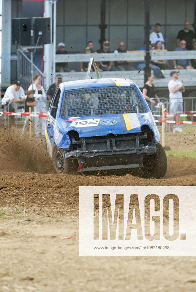 The blue stock car with start number 192 crashes head-on into a worn-out curve during the FUN CROSS stock car race near Dietenwengen, sending dirt flying into the air. The heavily damaged front end bears the marks of the FUN CROSS stockCar Race in Eberhardzell Eberhardzell Dietenwengen