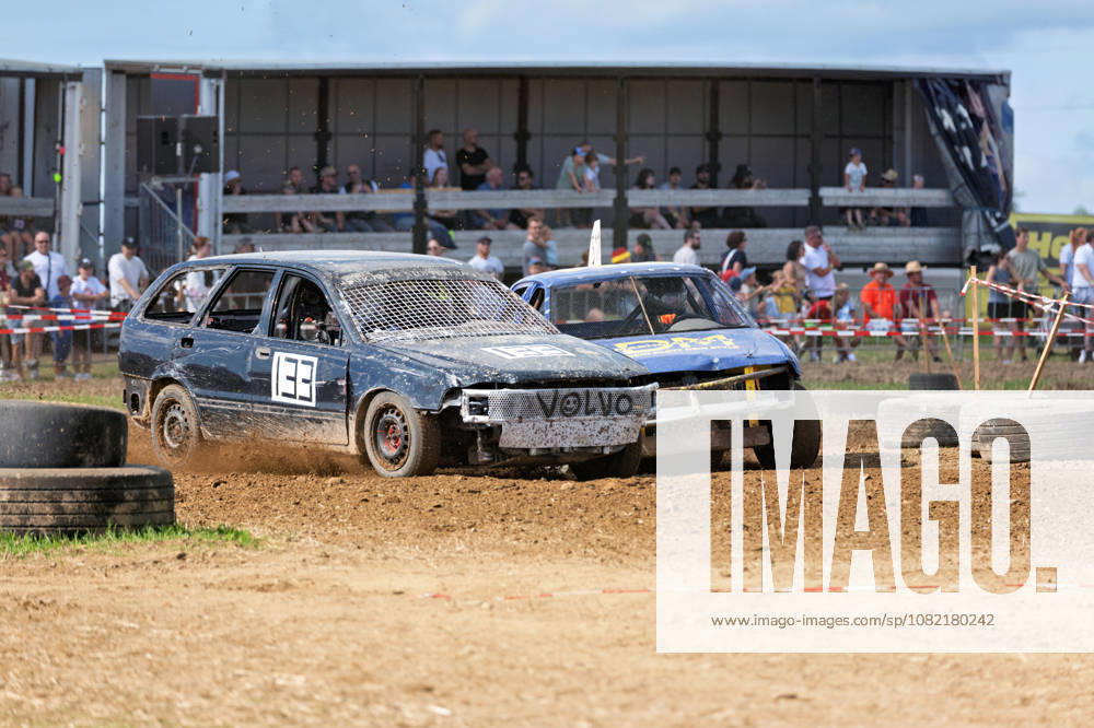 Two stock cars are locked in a close battle at the FUN CROSS stock car race near Dietenwengen. The car with start number 133 is just ahead of the blue pursuer in the curve, while dirt is kicked up from the track. FUN CROSS Stock Car Race in Eberhardzell, Eberhardzell, Dietenwengen