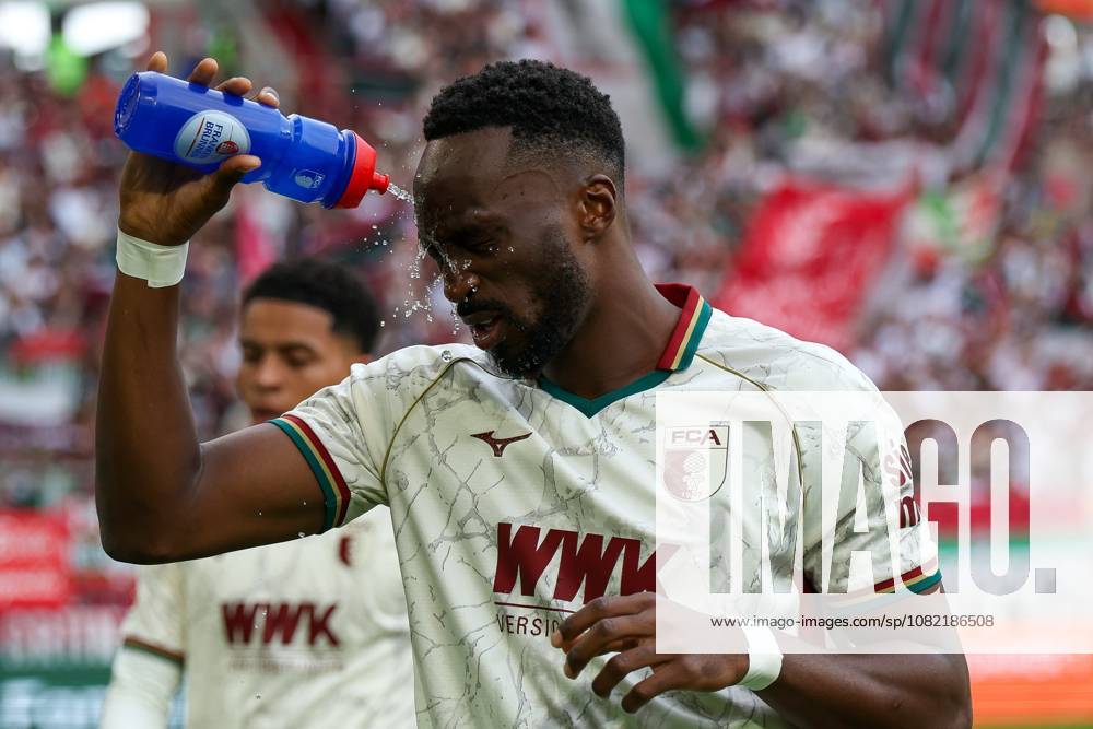 Chrislain Matsima 5 of FC Augsburg with water on his face, FC Augsburg vs. FC Schalke 04, soccer, men, Bundesliga, 2026–2027 season, First Half of the Season, Matchday 1, August 30, 2026. DFB regulations prohibit any use of photographs as image sequences and or quasi-video. Augsburg, Bavaria, Germany