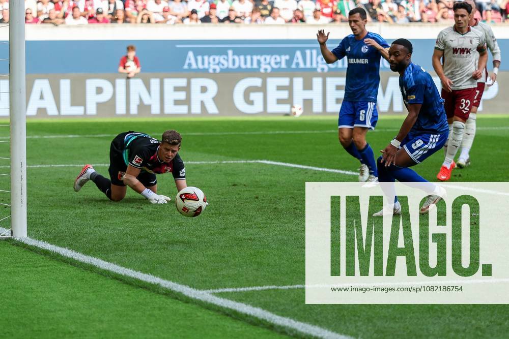 Finn Dahmen (1 FC Augsburg) makes a spectacular save on a header by Ron Schallenberg (6 FC Schalke 04), FC Augsburg vs. FC Schalke 04, Soccer, Men, Bundesliga, 2026–2027 Season, First Half of the Season, Matchday 1, August 30, 2026. DFB regulations prohibit any use of photographs as image sequences and or quasi-video. Augsburg, Bavaria, Germany