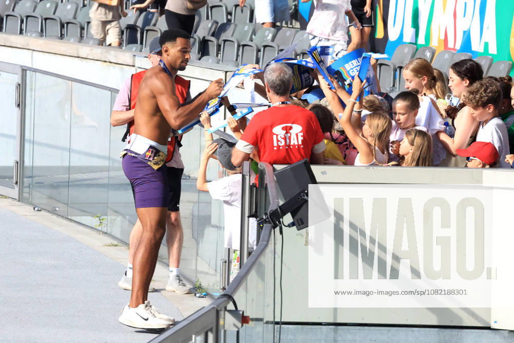 Track and Field, GER DEU, Berlin, Germany, ISTAF ISTAF Triathlon 1500m, Leo Neugebauer, Autographs for the Fans, Berlin, Berlin Olympic Stadium, Berlin, Germany