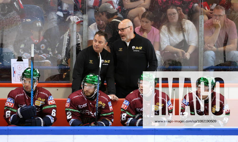 Head Coach Eric Dubois talks with Assistant Coach Dan Lambert; Upper-body workout; Ice hockey; Penny DEL (German Ice Hockey League); Exhibition game; 2026–2027 season; August 30, 2026; EHC Eisbären Berlin (EBB) vs. Lausitzer Füchse