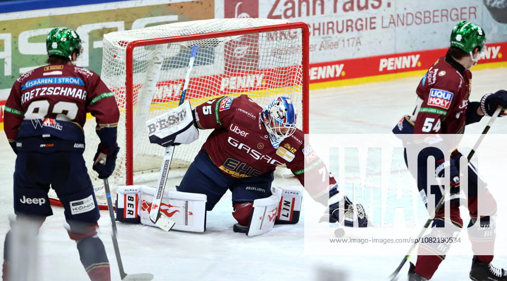 Goalie Jonas Neffin saves the puck; single frame; cutout; action; sports; ice hockey; Penny DEL; German Ice Hockey League; exhibition game; 2026–2027 season; August 30, 2026; EHC Eisbären Berlin (EBB) vs. Lausitzer Füchse