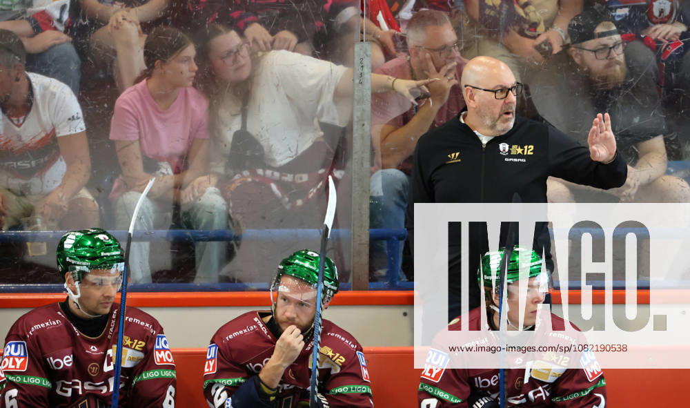 Coach Eric Dubois gives instructions; in the foreground: Kai Wissmann, Eric Mik, and Jonas Müller. Upper-body workout. Ice hockey. Penny DEL (German Ice Hockey League). Exhibition game. 2026–2027 season. August 30, 2026. EHC Eisbären Berlin (EBB) vs. Lausitzer Füchse.
