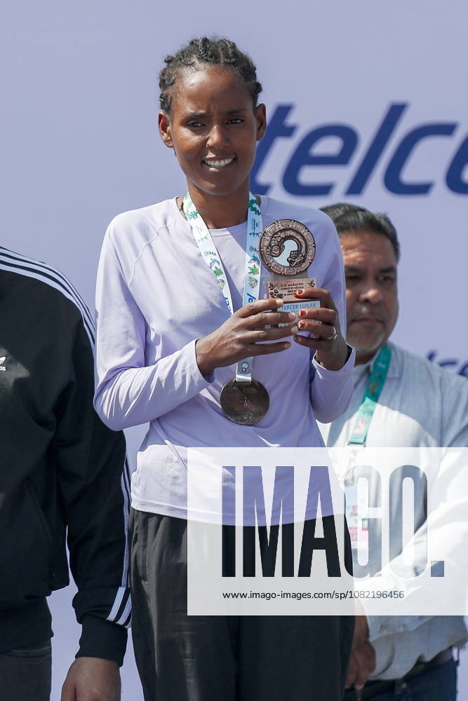 43rd edition of the Mexico City Marathon Ethiopia s Tefera Kolole Mekashu, the third-place finisher in the women s category, poses with the trophy at the awards ceremony for the 43rd edition of the Mexico City Marathon 2026 in Mexico City, Mexico, 30 August 2026. Ciudad de México (es-ES) Mexico