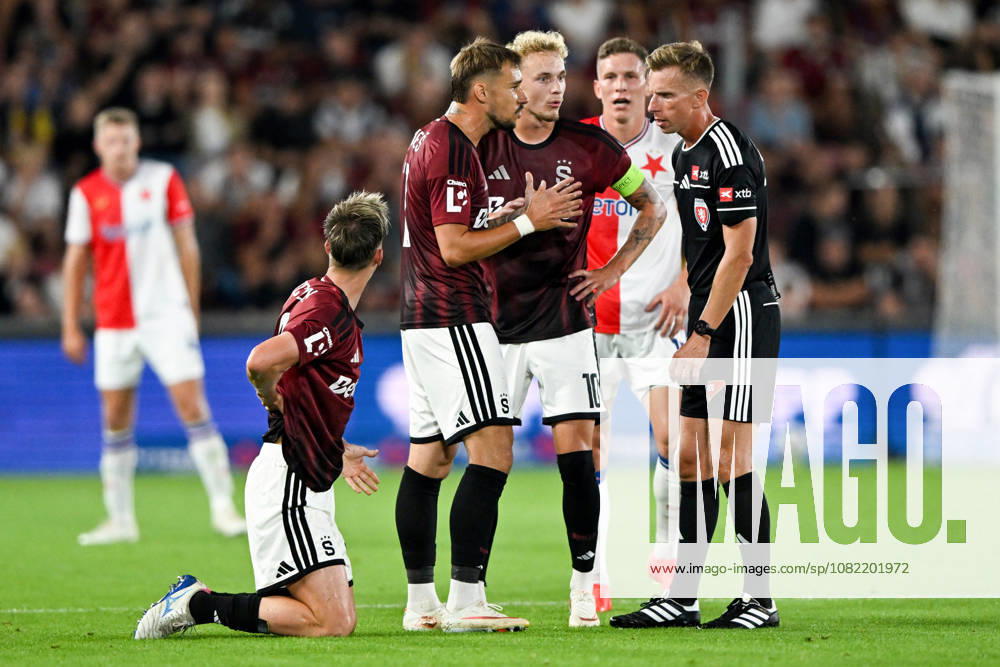 Utkani 6. kola prvni fotbalove ligy: AC Sparta Praha - SK Slavia Praha, 30. srpna 2026, Praha. Hraci Sparty, zleva Roman Macek, Matej Rynes a Adam Karabec diskutuji s rozhodcim Janem Machalkem. (CTKxPhoto DavidxTanecek) CTKPhotoP2026083005633 CTKPhotoP2026083005633