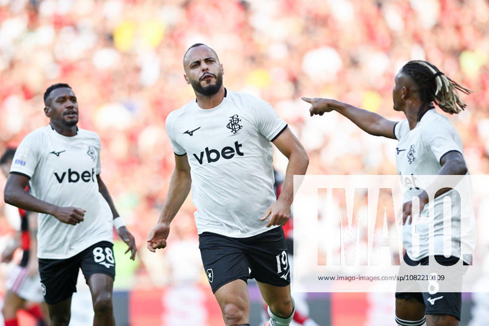 Arthur Cabral of Botafogo and team mates celebrate after scoring a goal later disallowed during a Brasileirao 2026 match between Flamengo and Botafogo at Maracana Stadium on August 30, 2026 in Rio de Janeiro, Brazil (Photo by Andre Ricardo Sports Press Photo SPP)