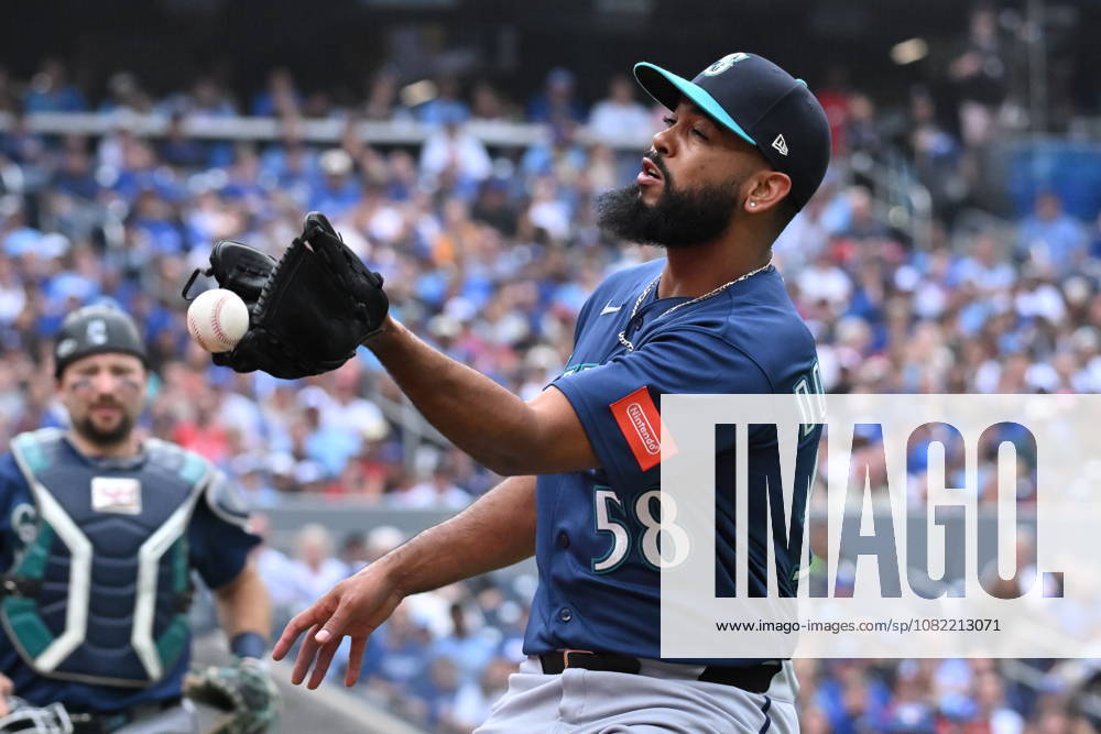 Seattle Mariners relief pitcher Seranthony Dominguez (58) drops a foul ball off the bat of Toronto Blue Jays catcher Alejandro Kirk during seventh inning MLB, Baseball Herren, USA baseball action in Toronto, on Sunday, Aug. 30, 2026. Canada News - August 30, 2026 - ZUMAc35_ 20260830_zaf_c35_059
