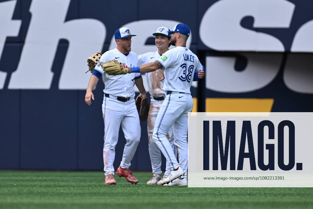 Toronto Blue Jays Myles Straw, left, Brett Bateman, centre and Nathan Lukes celebrate after their team defeated the Seattle Mariners in MLB, Baseball Herren, USA baseball action in Toronto, on Sunday, Aug. 30, 2026. Canada News - August 30, 2026 - ZUMAc35_ 20260830_zaf_c35_063