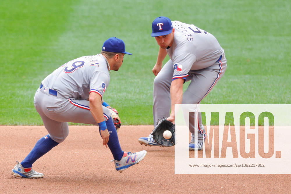 Texas Rangers shortstop COREY SEAGER (5) fields a ground ball in a baseball game, Sunday, Aug. 30, 2026, in Milwaukee, Wisconsin. Milwaukee USA - ZUMAa325 20260830_zsa_a325_004