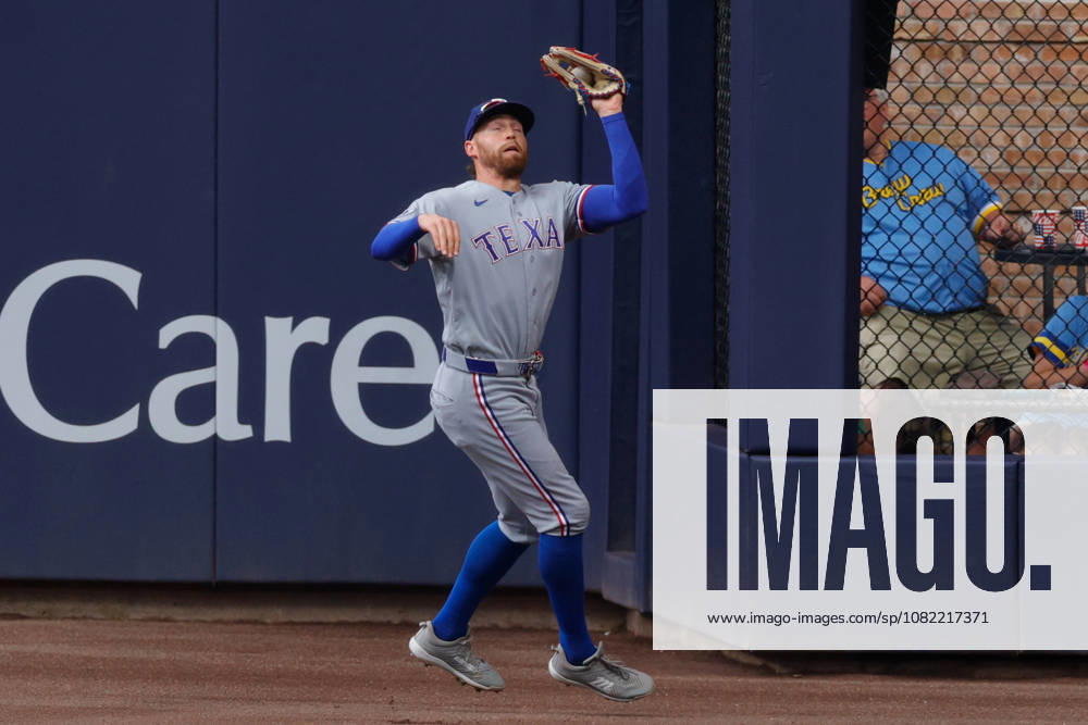 Texas Rangers right fielder BRANDON NIMMO (24) catches a fly ball in a baseball game, Sunday, Aug. 30, 2026, in Milwaukee, Wisconsin. Milwaukee USA - ZUMAa325 20260830_zsa_a325_005