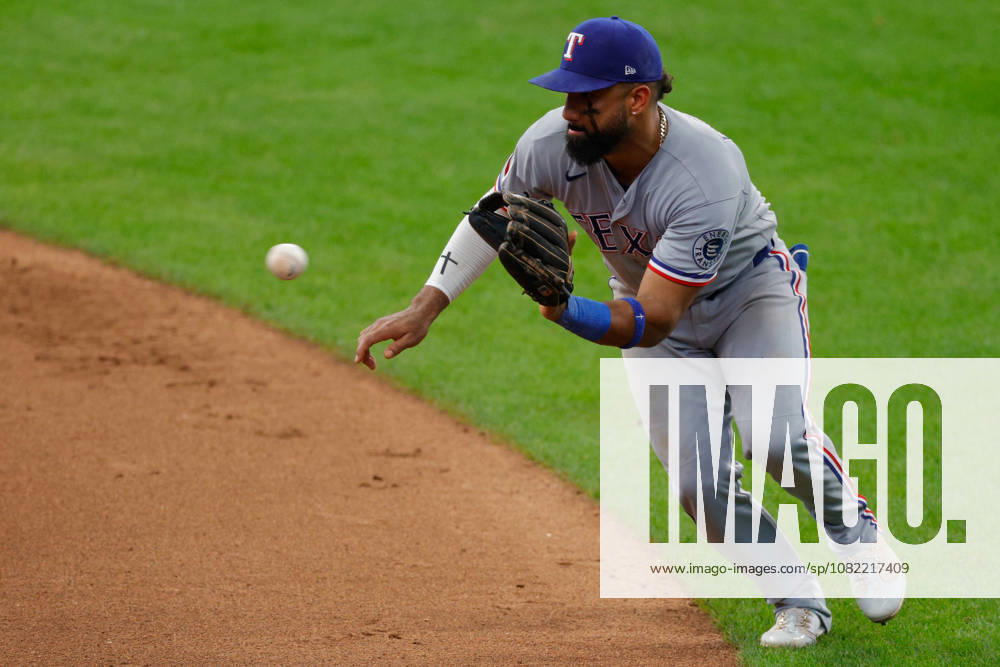 Texas Rangers second baseman EZEQUIEL DURAN (20) fields a ground ball during the eighth inning in a baseball game, Sunday, Aug. 30, 2026, in Milwaukee, Wisconsin. Milwaukee USA - ZUMAa325 20260830_zsa_a325_013