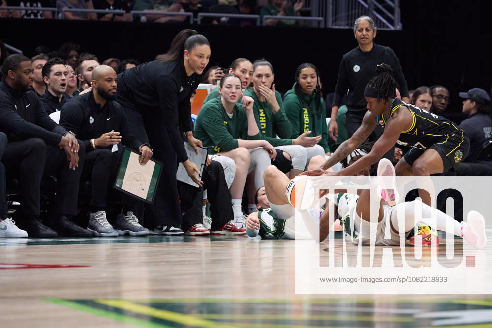 The Seattle Storm bench watches as center DOMINIQUE MALONGA (14) and Los Angeles Sparks guard ERICA WHEELER (17) fight for control of the ball in the third quarter of the WNBA, Basketball Damen, USA match between the Seattle Storm and Los Angeles Sparks at Climate Pledge Arena in Seattle. Seattle USA - ZUMAd218 20260830_zsp_d218_045