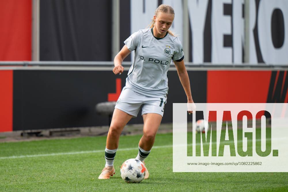 Weronika Arasniewicz 15 VfL Wolfsburg Women in Action, Bayer 04 Leverkusen Women vs. VfL Wolfsburg Women, Soccer, Google Pixel Women s Bundesliga, Matchday 3, 2026–2027, August 30, 2026 DFB regulations prohibit any use of photographs as image sequences and or quasi-video Leverkusen, North Rhine-Westphalia, Germany